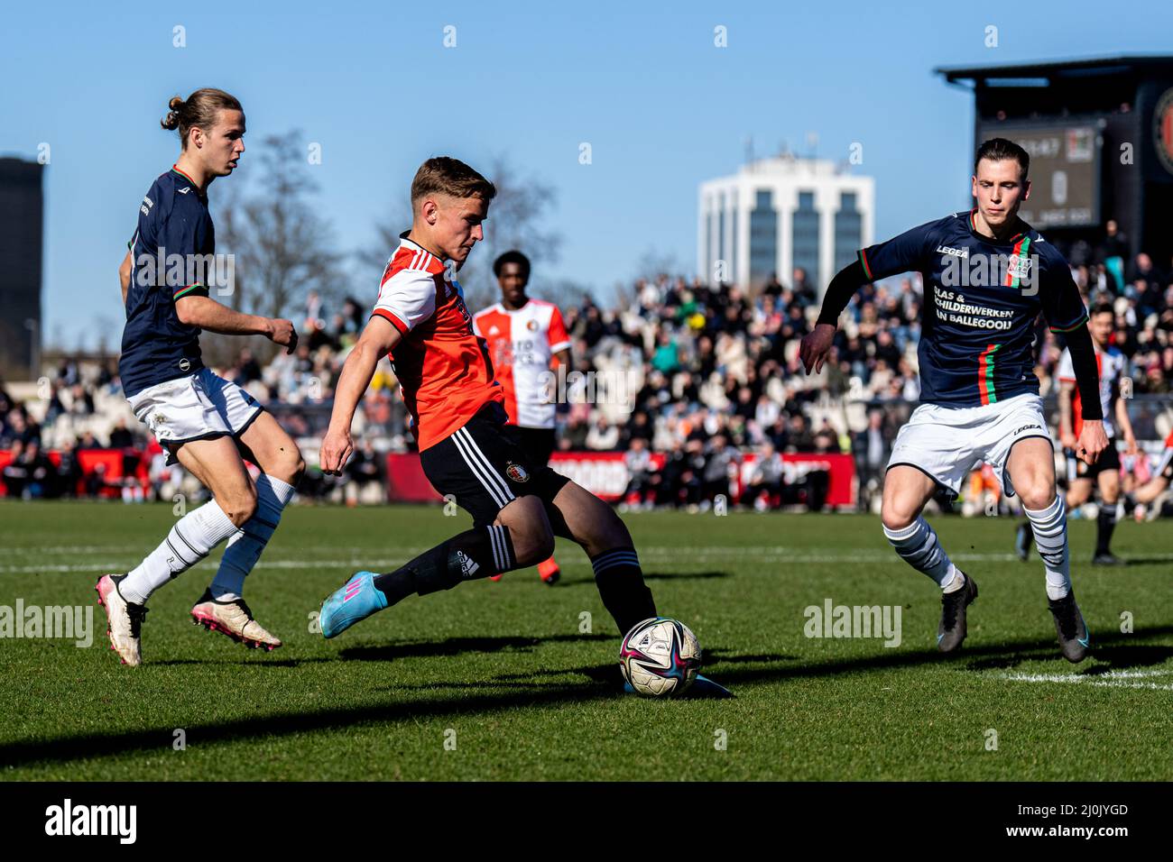 Rotterdam - Noah Naujoks von Feyenoord O21 während des Spiels zwischen Feyenoord O21 gegen NEC O21 in Nieuw Varkenoord am 19. März 2022 in Rotterdam, Niederlande. (Box-to-Box-Bilder/Yannick Verhoeven) Stockfoto