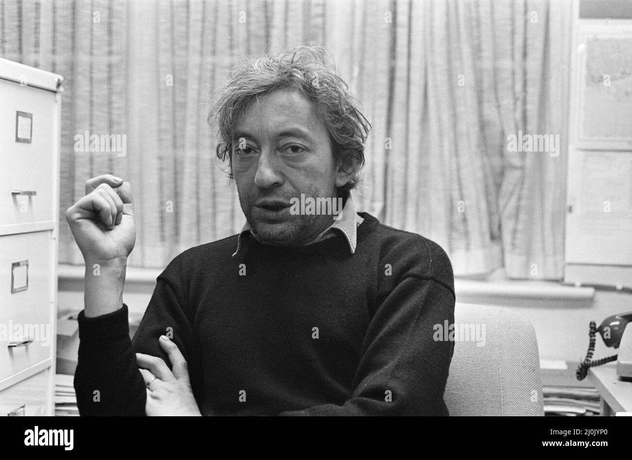 Serge Gainsbourg, Großbritannien, um die englische Version seines ersten Romans, Yevgenii Sokolov: A Parabolic Tale, zu veröffentlichen, die am Freitag, den 14.. November 1980, in den Londoner Büros seines Verlegers Virgin Books, abgebildet wurde. Stockfoto