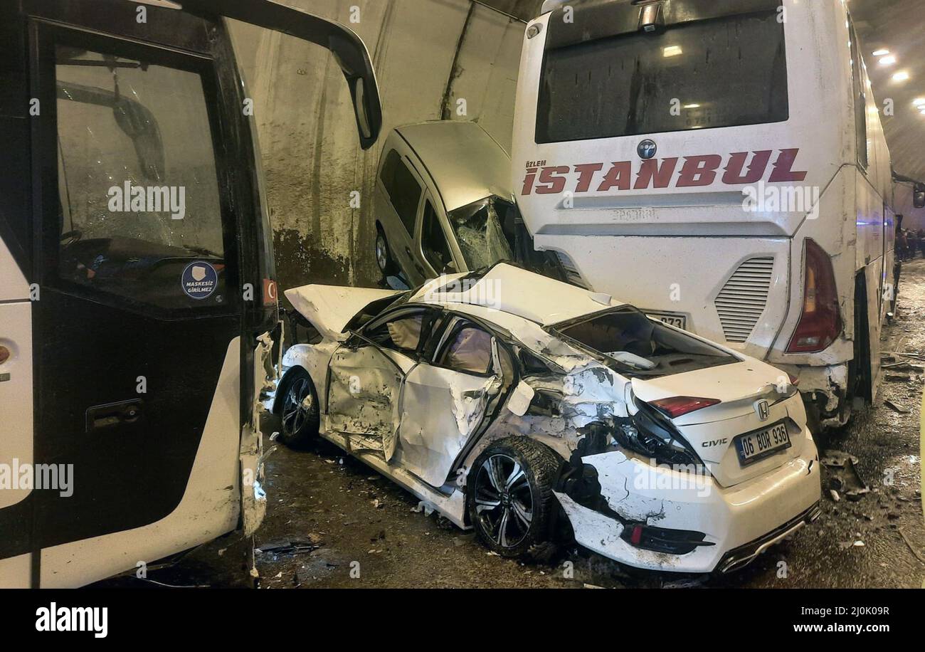 (220319) -- BOLU (TÜRKEI), 19. März 2022 (Xinhua) -- Dieses aus Videoaufnahmen gezeichnete Bild zeigt die Szene eines Verkehrsunfalls im Mount Bolu Tunnel im Nordwesten der Türkei am 19. März 2022. Mindestens 30 Menschen wurden am Samstag bei einem Pileup im Mount Bolu Tunnel auf der Autobahn Ankara-Istanbul verletzt, teilte ein lokaler Gouverneur mit. (Xinhua) Stockfoto