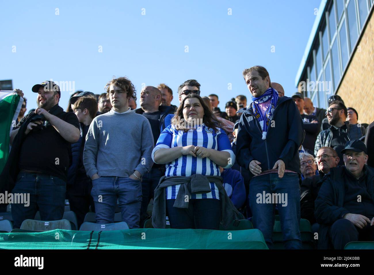 GILLINGHAM, GROSSBRITANNIEN. MÄR 19. Sheffield Wednesday Fans während des Sky Bet League 1-Spiels zwischen Gillingham und Sheffield Wednesday im MEMS Priestfield Stadium, Gillingham am Samstag, 19.. März 2022. (Kredit: Tom West | MI News) Kredit: MI Nachrichten & Sport /Alamy Live News Stockfoto