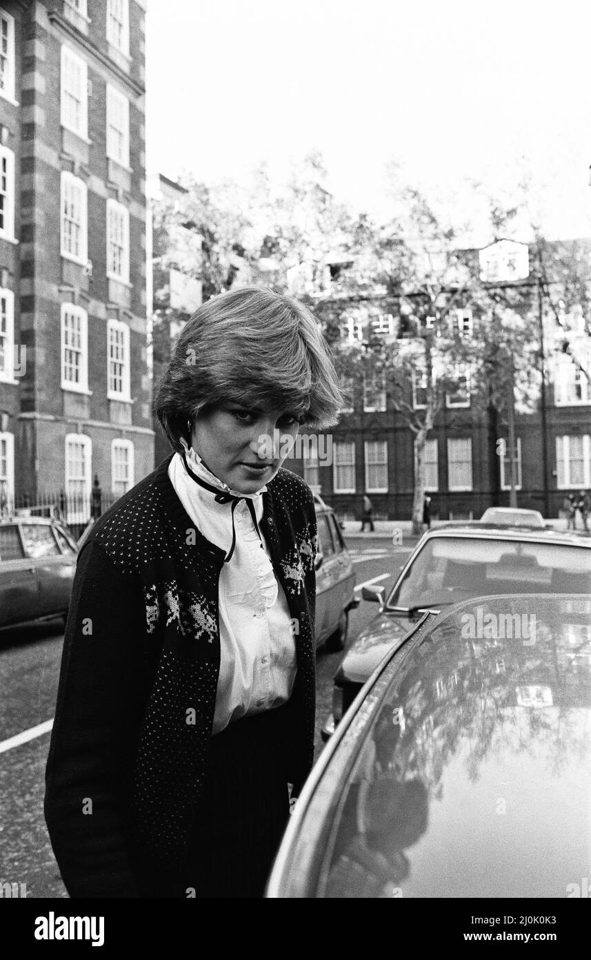 Lady Diana Spencer verlässt ihre Wohnung in Kensington, London. 12.. November 1980. Stockfoto