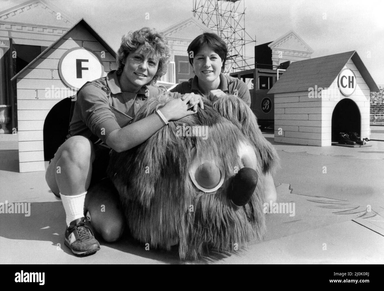 Fernsehprogramm BBC-Serie IT's a Knockout die Bühne steht für die britische Hitze von Jeux Sans Frontieres, die im Princess Anne Park in Washington, Tyne and Wear stattfindet 23. August 1981 - die Lehrer Yvonne Anderson und Denise Egan, die Teil des Wearside-Teams sind Stockfoto