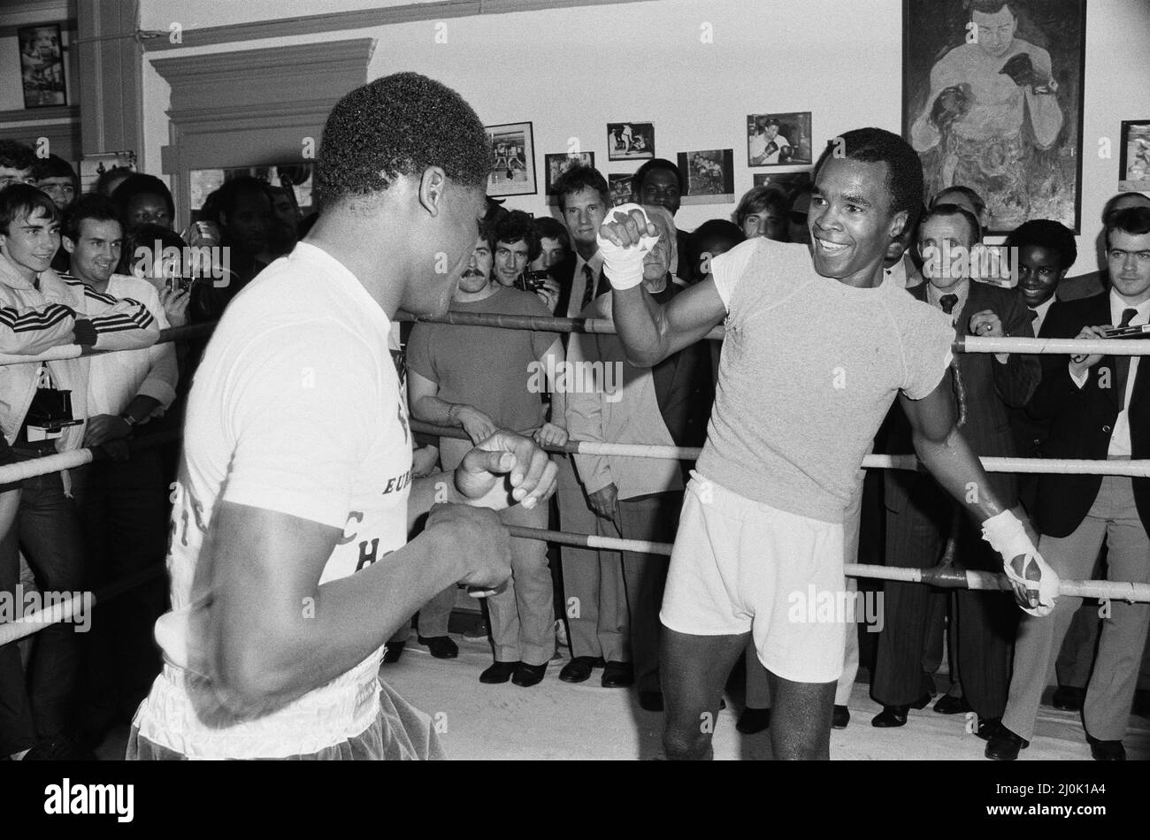 Boxer Errol Christie mit Sugar Ray Leonard im Thomas A'Becket gym24.. September 1982. Stockfoto