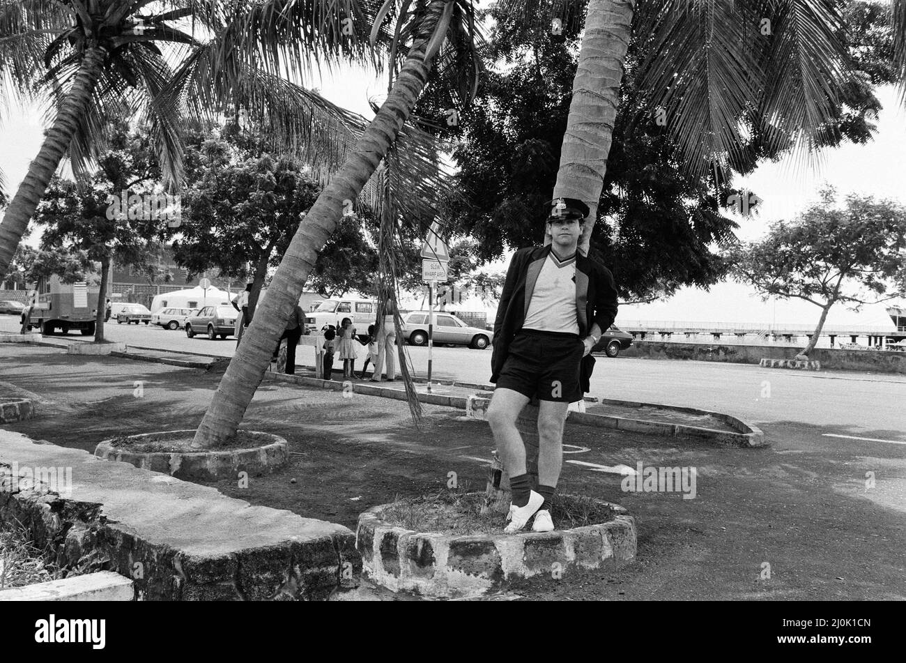 Elton John trägt ein Watford FC-Shirt auf der karibischen Insel Montserrat. Elton ist auf der Insel, um sein neues Album in DEN AIR Studios aufzunehmen. Oktober 1982. Stockfoto