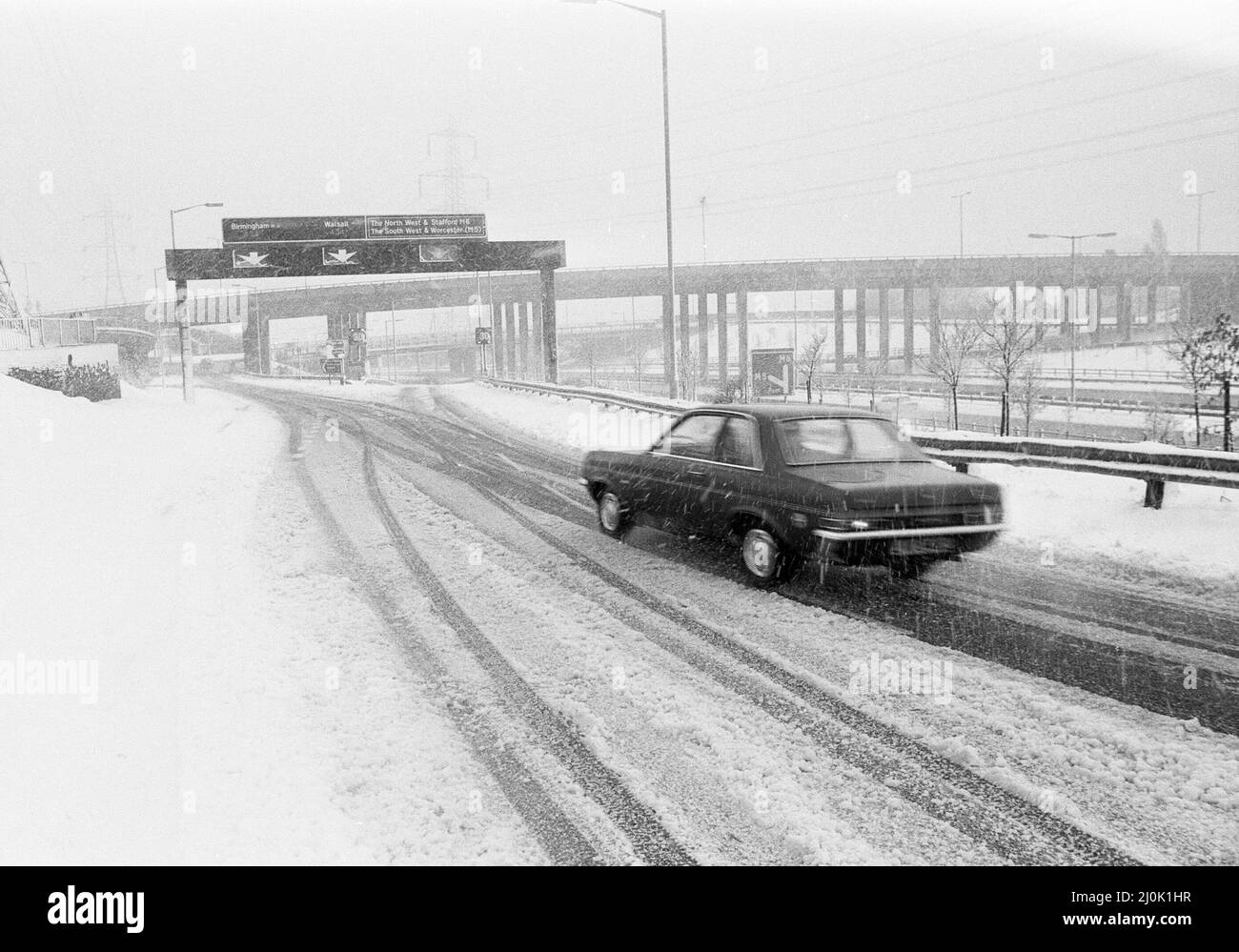 Der 23.. Bis 26. 1981. April brachte den kältesten Wetterzauber, den Großbritannien zu dieser Jahreszeit seit 1908 erlebt hatte. Starker Schnee überschüttete Großbritannien und Nordostwinde brachten eiskalte Temperaturen. Szenen in den West Midlands nach dem großen nassen Schneesturm. 26.. April 1981. Stockfoto