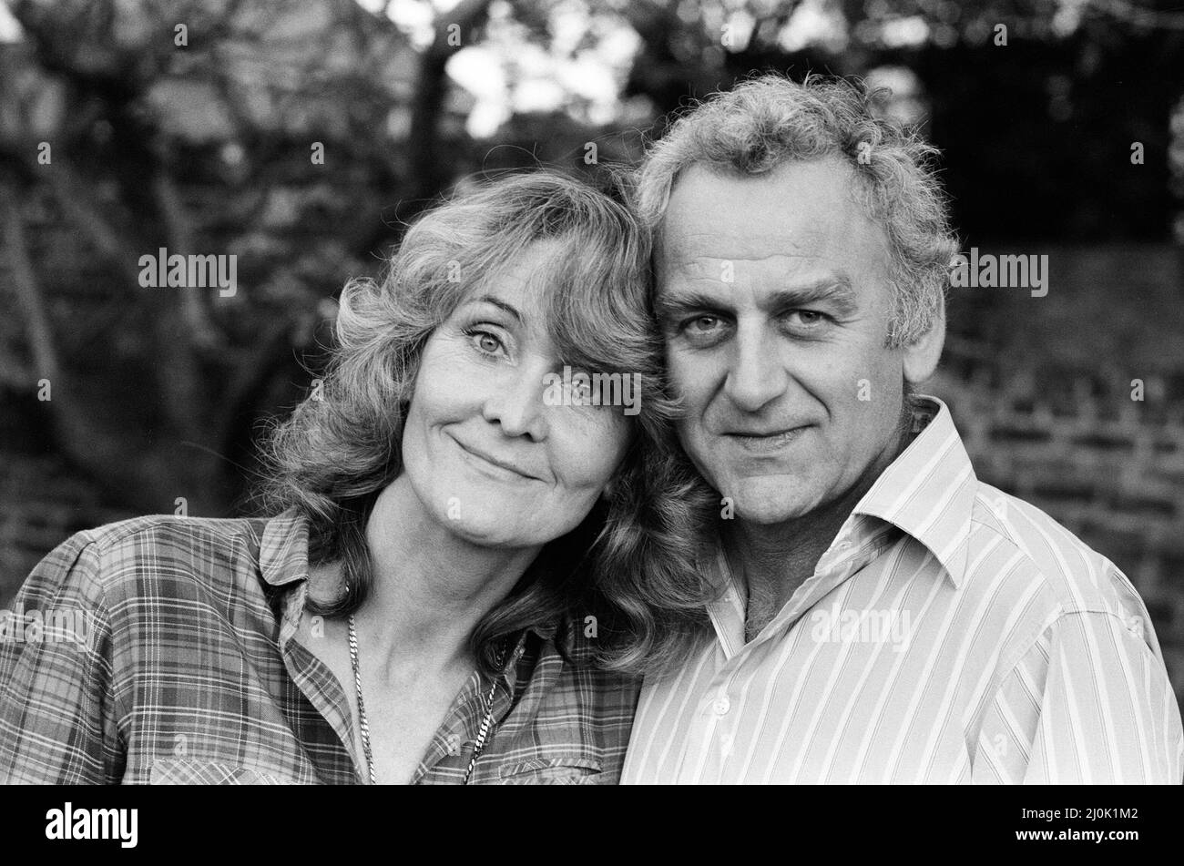 Schauspieler John Thaw mit seiner Schauspielerin Frau Sheila Hancock, abgebildet in ihrem Haus in Chiswick. 7. Mai 1981. Stockfoto