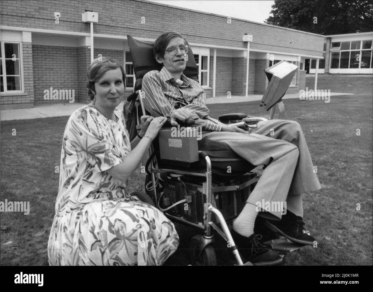 Professor Stephen Hawking von der Universität Cambridge mit Aileen Webber, der Koordinatorin für besondere Bedürfnisse Cambridge, Juli 1981 Stockfoto