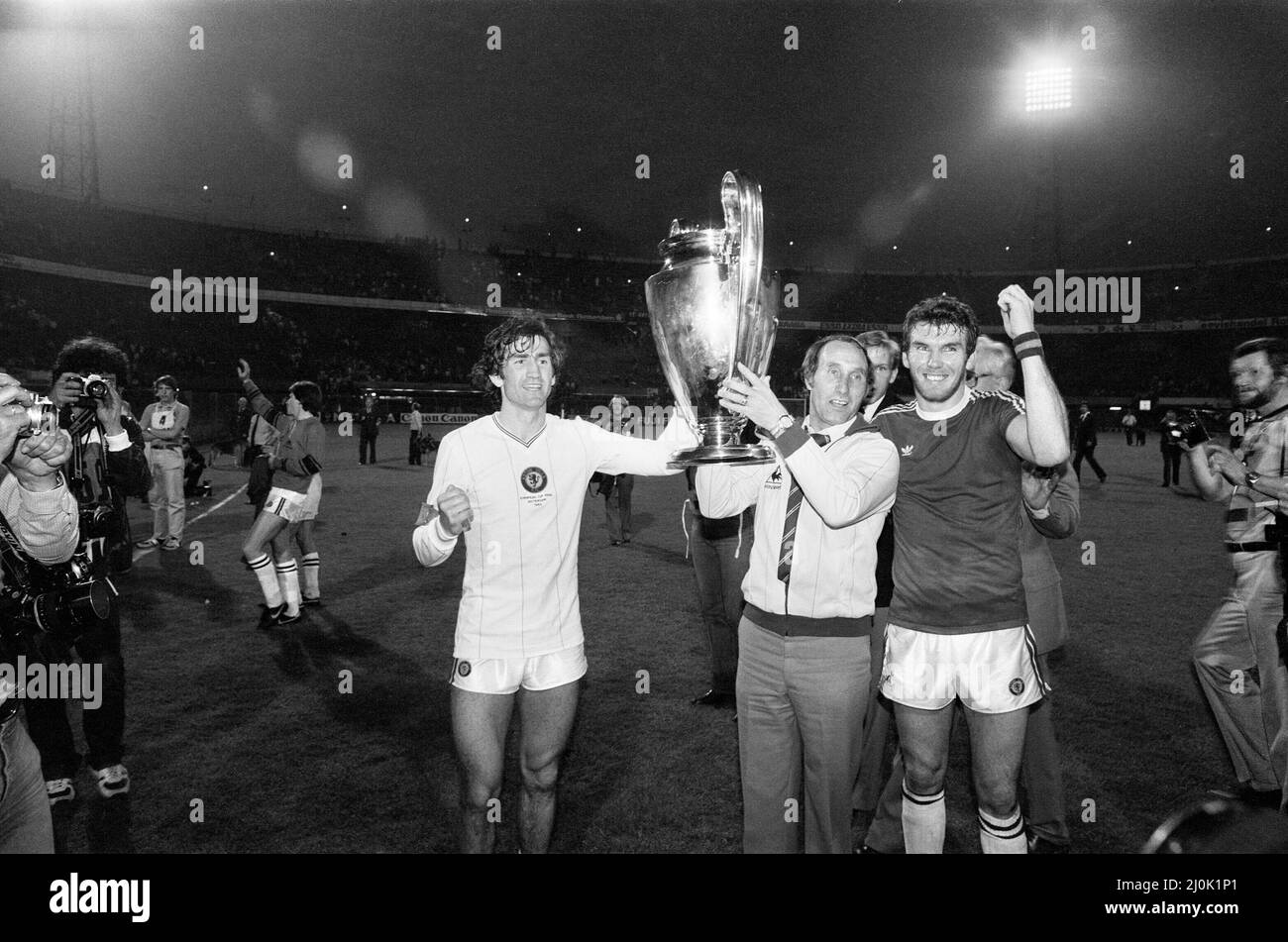 Das Europa-Cup-Finale 1982 wurde am 26. Mai 1982 ausgetragen. Der englische Meister Aston Villa besiegte den Westdeutschen Ligasieger Bayern München 1-0 in De Kuip in Rotterdam, Niederlande, um zum ersten und bisher einzigen Mal den Europapokal zu gewinnen.26.. Mai 1982 (Bild) Villa-Spieler und Manager Tony Barton beim Europapokal. Stockfoto