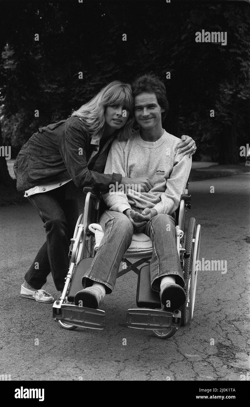 Barry Sheene Motorrad-Rennfahrerin im August 1982with, Freundin Stephanie McLean, die nach seinem Unfall von 160mph in Silverstone am 28.. Juli während des Trainings für den Marlboro British Grand Prix das Krankenhaus verlassen hatte Stockfoto