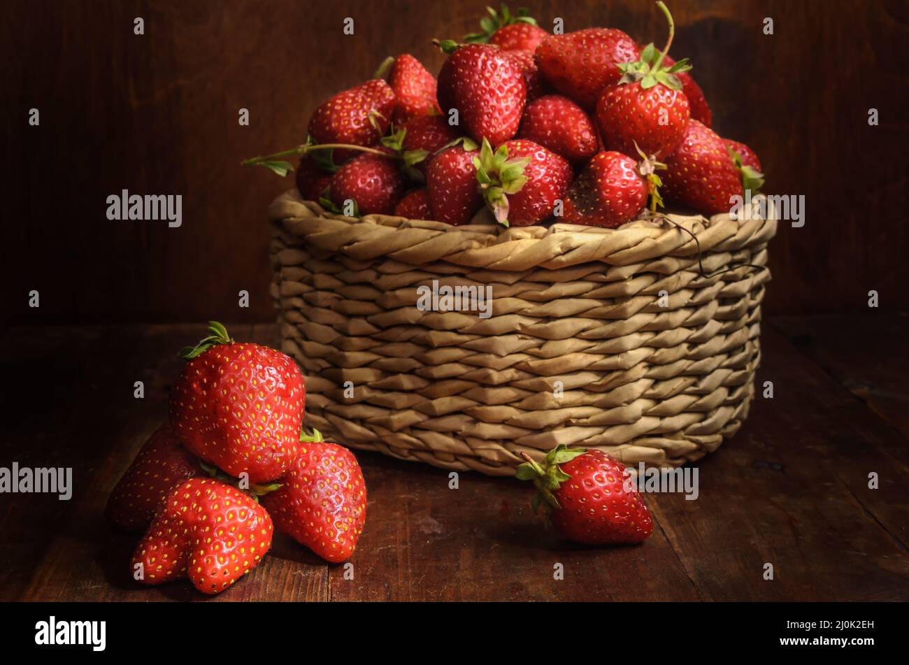 Reife Beere auf dunklem Holzhintergrund im rustikalen Stil Stockfoto