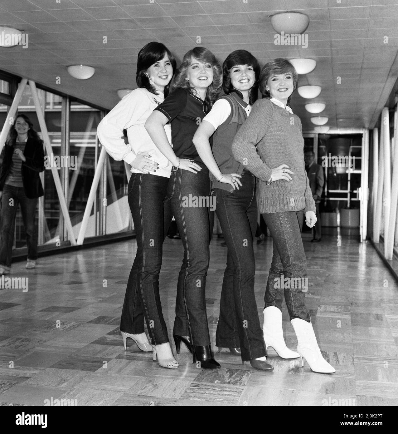 Die Nolan-Schwestern L-R Coleen (15), Linda (21), Maureen (26) und Bernadette (20) verlassen den Flughafen Heathrow nach Japan, um ihr neuestes Album „I'm in the Mood for Dancing“ zu promoten, das in Japan die Nummer 1 ist. 15.. Oktober 1980. Stockfoto