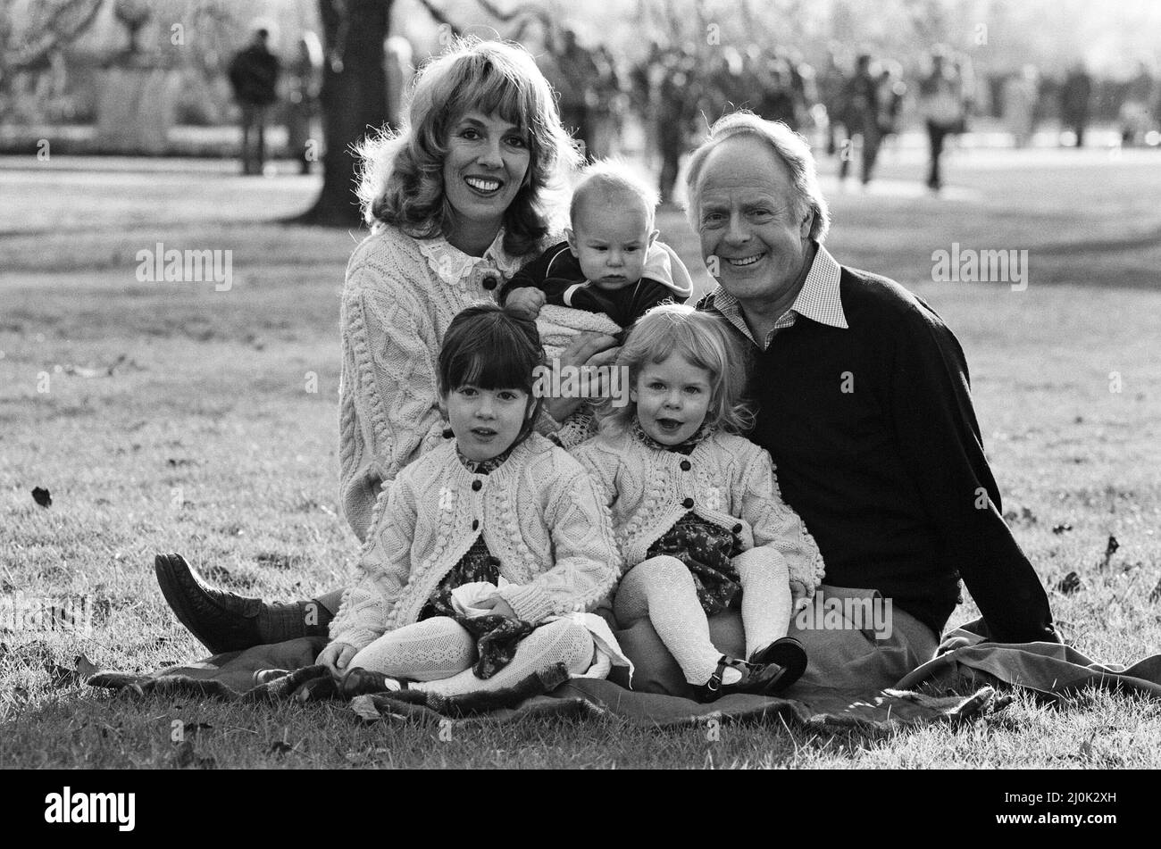 Esther Rantzen mit ihrem Mann Desmond Wilcox und ihren Kindern Emily, 4, Rebecca, 2 und 4 Monate alt Joshua. 10.. März 1982. Stockfoto