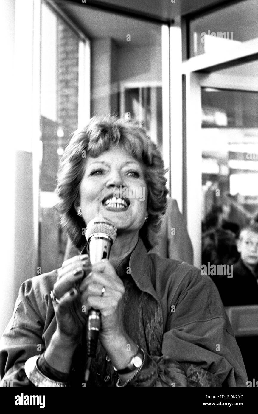 Die Impressionistin Janet Brown war am 1.. September 1982 in North Shields und eröffnete einen brandneuen Co-op-Laden, und als Teil des Tages gab es einen Wettbewerb für angehende Mimiken. Stockfoto