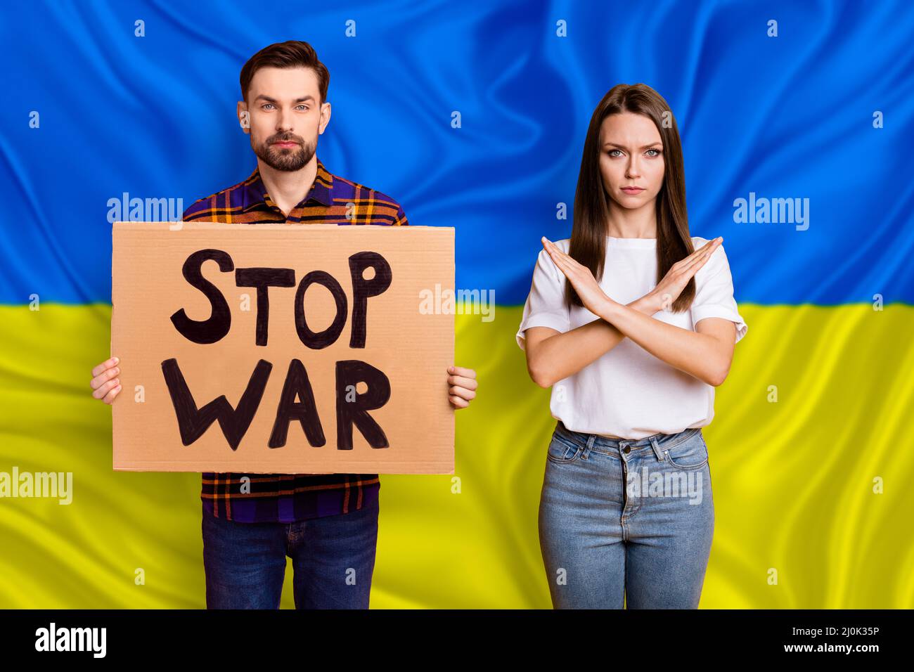 NATO. Naher Himmel über der Forderung der Welt-Jugendgeneration in der Ukraine. Zwei junge Menschen stehen mit gelbblau vor einer politischen Menschenmenge, die für die Freiheit protestiert Stockfoto