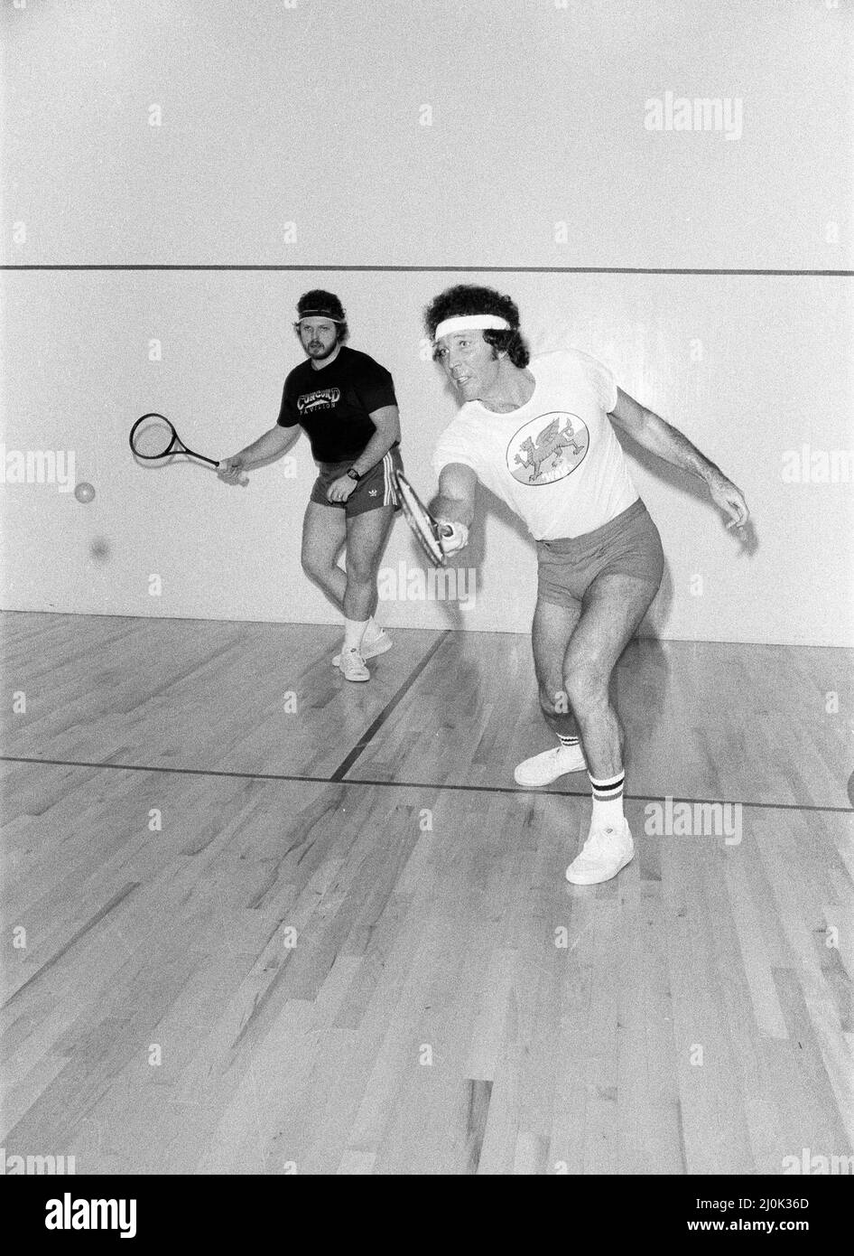 Tom Jones spielt Squash mit seinem Sohn Mark Woodward im Caesars Palace Hotel, Las Vegas. 2.. Dezember 1982. Stockfoto