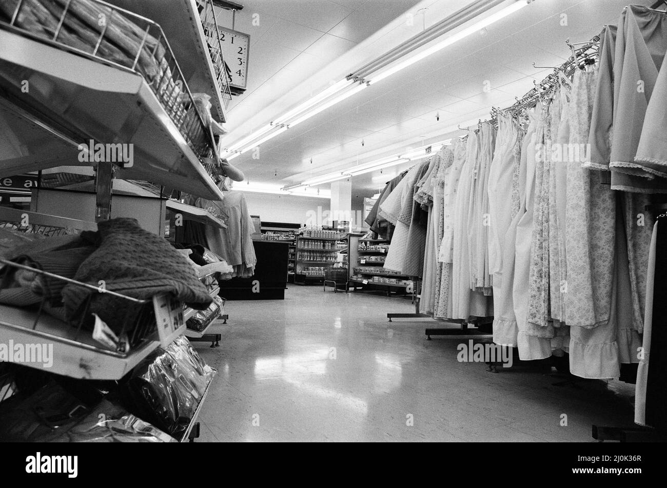 Woolworths Store, Holborn, London, 13.. August 1980. 420pm und kein Mensch in Sicht. Dies ist die Szene in einem Londoner Woolworths-Laden, nachdem sie einen drastischen Rückgang der Gewinne angekündigt hatten. Stockfoto