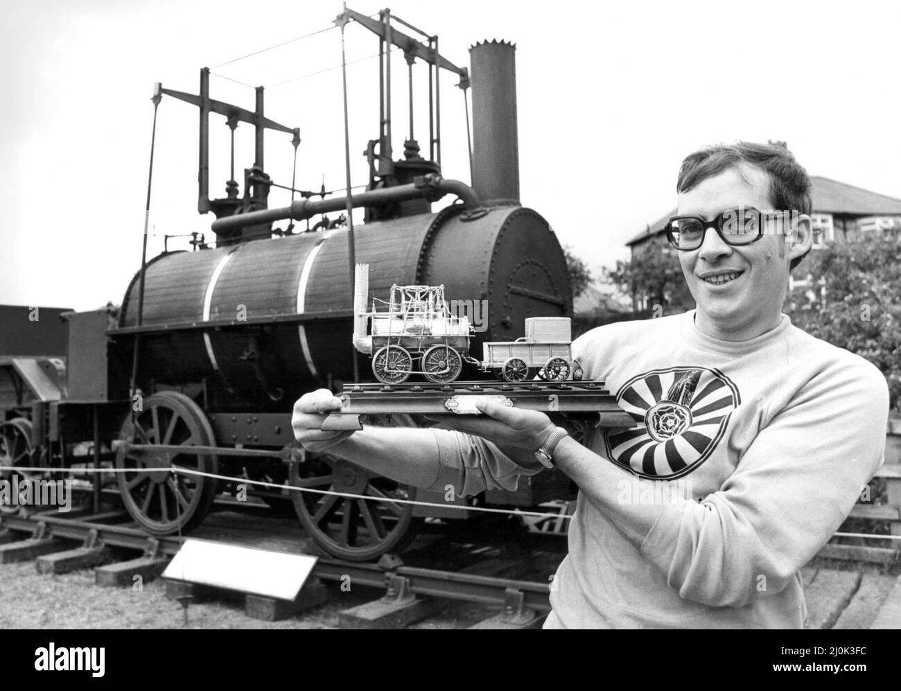 Ein Highlight eines Eisenbahnkarnevals war ein massives silbernes Modell - Leihgabe der Queen Mother. Das Modell von George Stephensons Locomotion No1 ist etwa 25.000 wert Cyril Taylor hält das Modell neben der Replika von Locomotion No. 1 am 7.. Juni 1981 Stockfoto