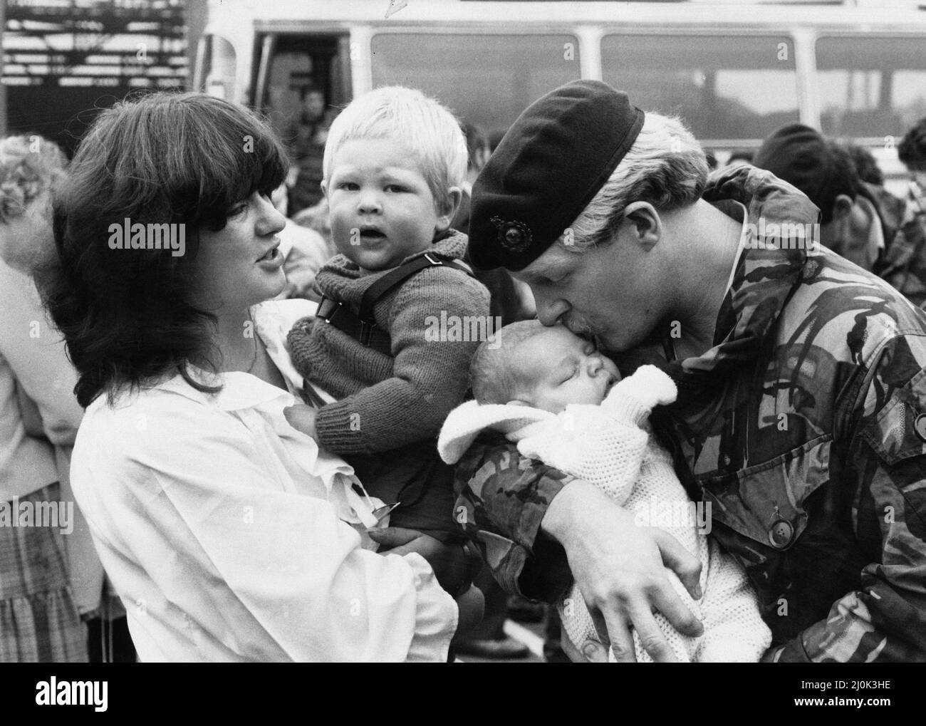 Marine Andrew Riley freute sich, seinen 4 Wochen alten Sohn Darren zu sehen, der geboren wurde, als Andrew in Falklands war, mit seiner Frau Karen und einem anderen Sohn Adam.9.. Juli 1982 Stockfoto