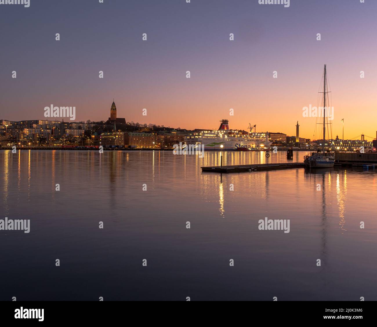 Die Stadt Göteborg spiegelte sich am späten Abend im Fluss Gota, Göteborg, Schweden, wider Stockfoto