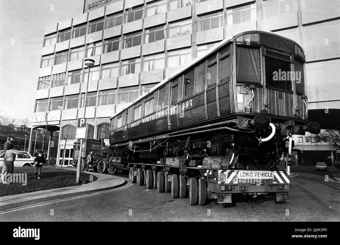 Als dieser elegante edwardianische Eisenbahnwagen am 14.. Februar 1981 in Tyneside rollte, blieb der Verkehr auf seinen Spuren stehen. Der private Salon aus dem Jahr 1912 soll Teil des neuen Pubs im alten Jesmond Station House werden und den Namen „The Carriage“ erhalten. Stockfoto