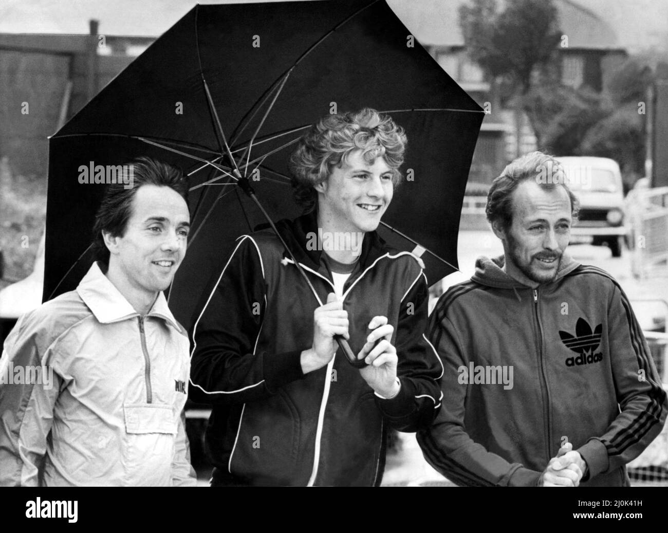 Der Athlet Steve Cram die Athleten Barry Smith, Steve Cram und Mike McLeod halten sich in Gateshead vor dem Regen zurück, um sich auf das kommende 3.000-Meter-Rennen am Sonntag vorzubereiten - Bild vom 23. Juli 1981 Stockfoto