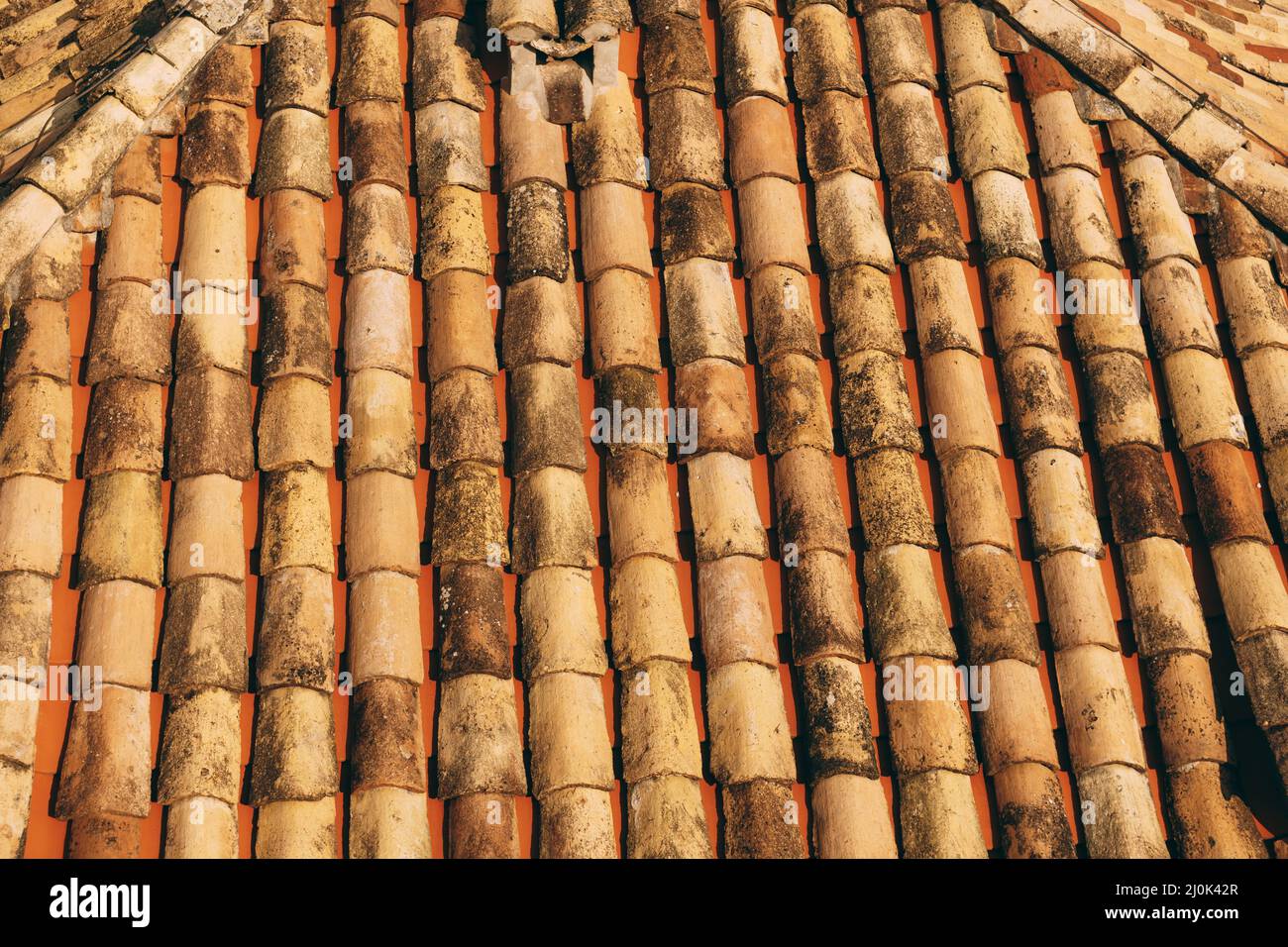 Die Textur der alten braunen Schindeln auf dem Dach des Gebäudes. Stockfoto