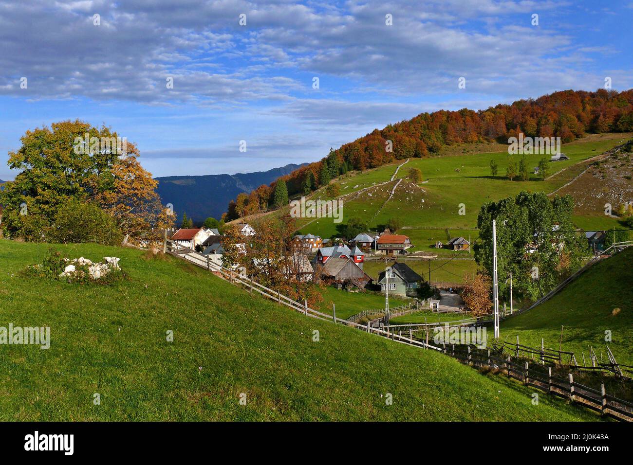 Fundata, Kreis Brașov/ Rumänien: Ein Dorf in den Karpaten Stockfoto