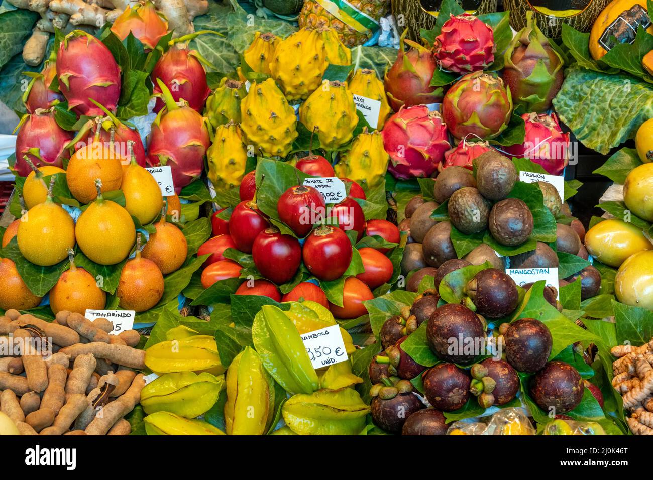 Exotische tropische Früchte zum Verkauf auf einem Markt in Barcelona Stockfoto