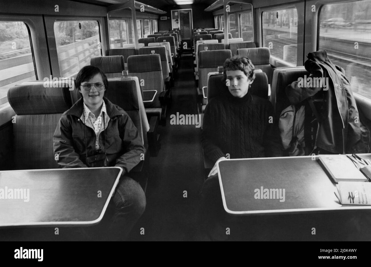Die Studenten Markus Konieszuy, links, und Johannes Blanks, beide aus Berlin, genießen das spacige Gefühl, das aus dem eigenen exklusiven Kutschenwagen am 3.. Juli 1982 auf einer Inter-City 125 kommt. Stockfoto