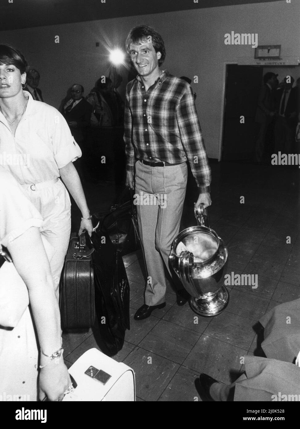 Phil Thompson Liverpool Fußballspieler im Bild auf dem Flughafen bei der erfolgreichen Rückkehr mit der Europameisterschaft 1981. Mai. Stockfoto