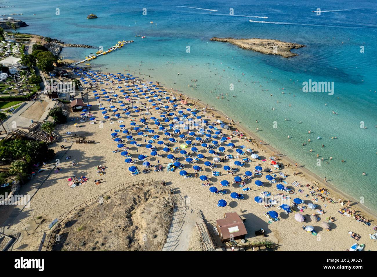 Luftdrohnenaufnahme des Feigenbaumbaustrandes. Ferien zypern im Sommer. Stockfoto