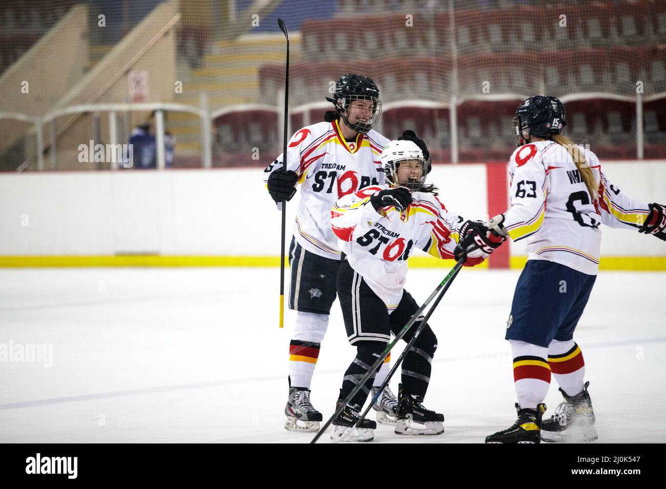 London, Großbritannien. 19. März 2022. Streatham feiert ihre ersten Tore beim Elite-Spiel der Womens National Ice Hockey League zwischen Streatham Storm und Kingston Diamonds im Streatham Ice and Leisure Centre in London, England. Liam Asman/SPP Credit: SPP Sport Press Photo. /Alamy Live News Stockfoto