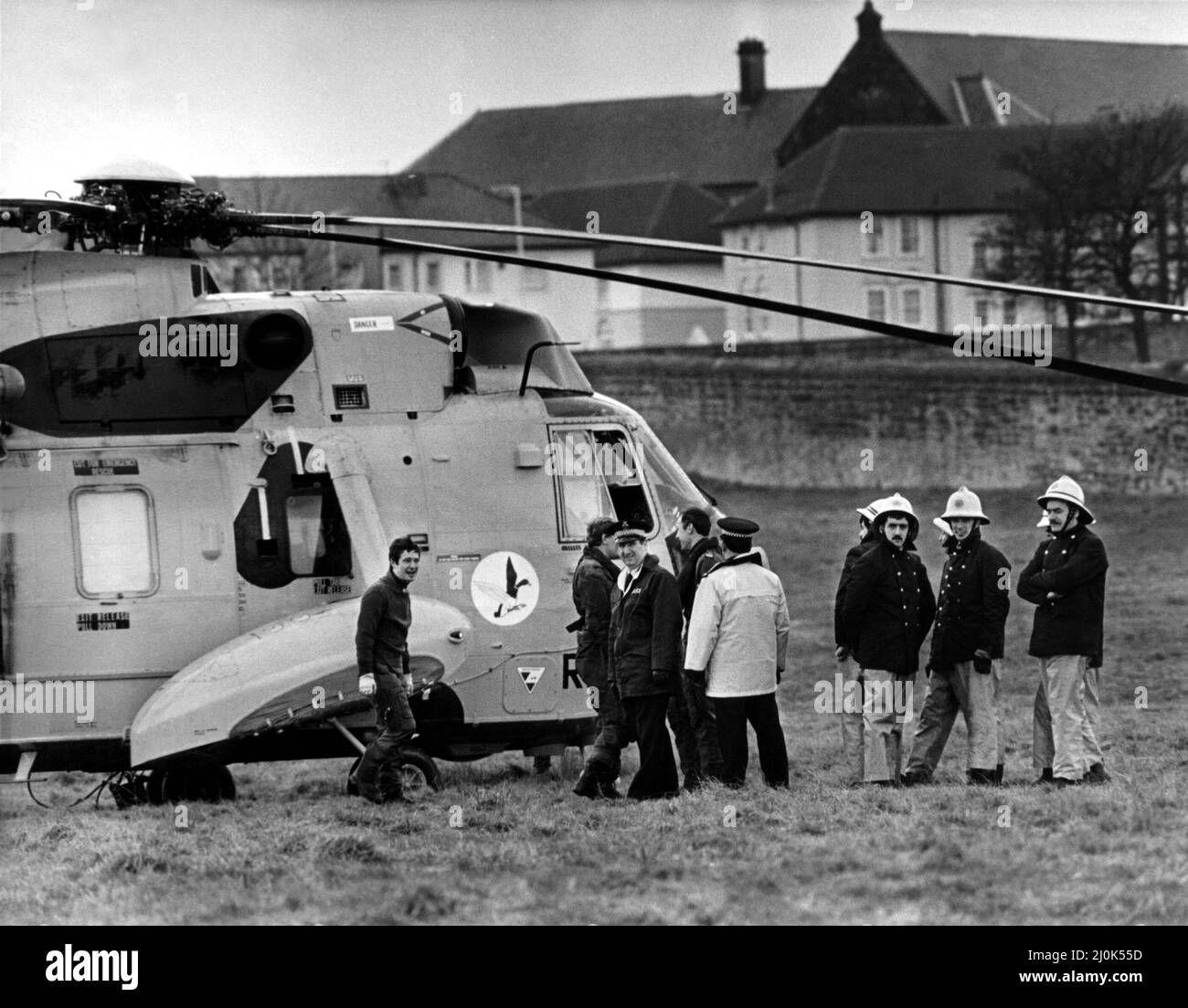 Ein RAF-Hubschrauber zur Such- und Rettungsaktion von Sea King von RAF Boulmer landet in der Richardson Road, Newcastle, in der Nähe des Royal Victoria Infirmary. Der Hubschrauber hatte Opfer aus der Otterburn Range abgeholt, wo mit 11,15am Jahren drei Männer durch eine Mörserbombe getötet, 2 andere schwer verletzt und mehrere andere verletzt wurden. Die Männer waren von 43 Commando Royal Marines in Arbroath. 18/03/1982 Stockfoto