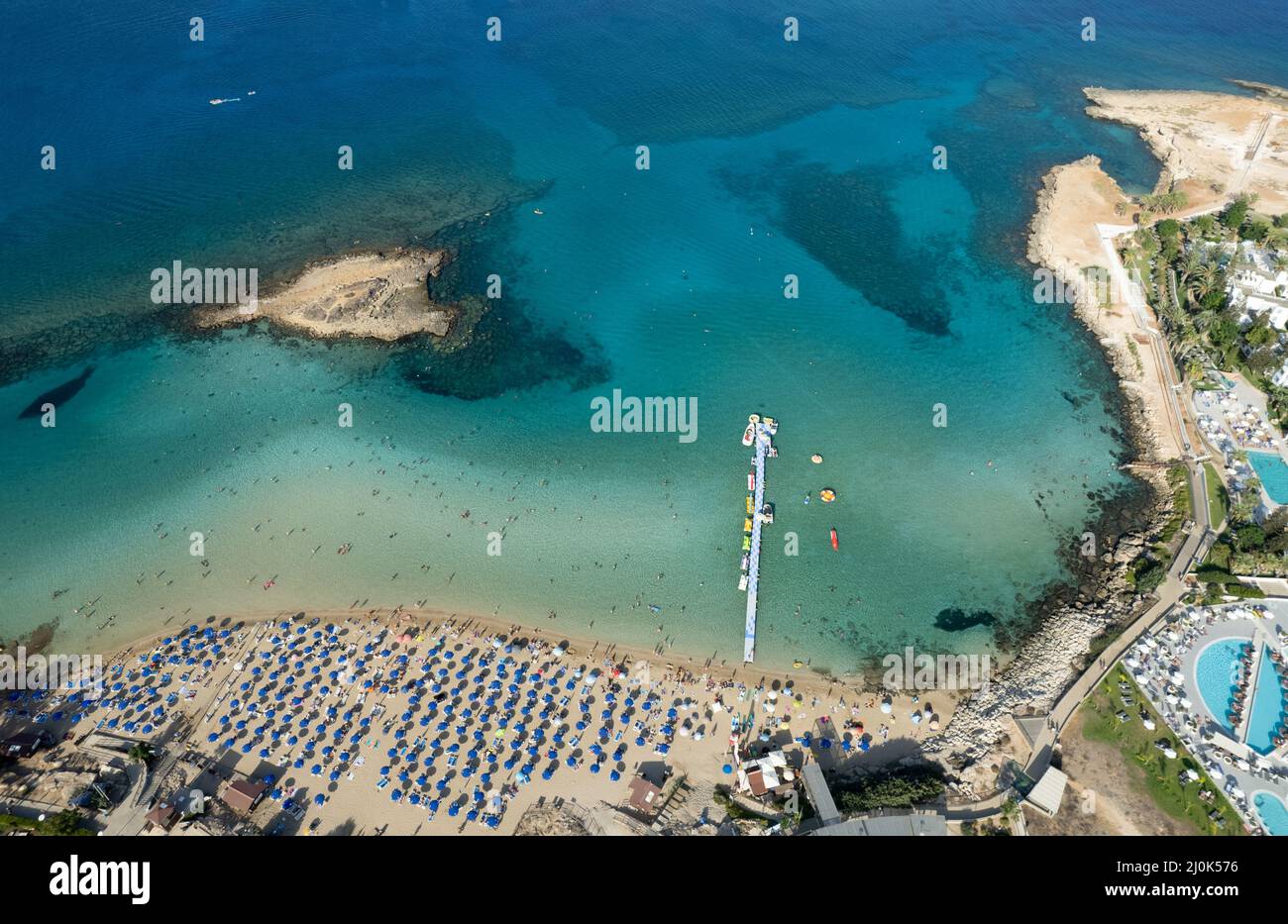 Luftdrohnenaufnahme des Feigenbaumbaustrandes. Ferien zypern im Sommer. Stockfoto