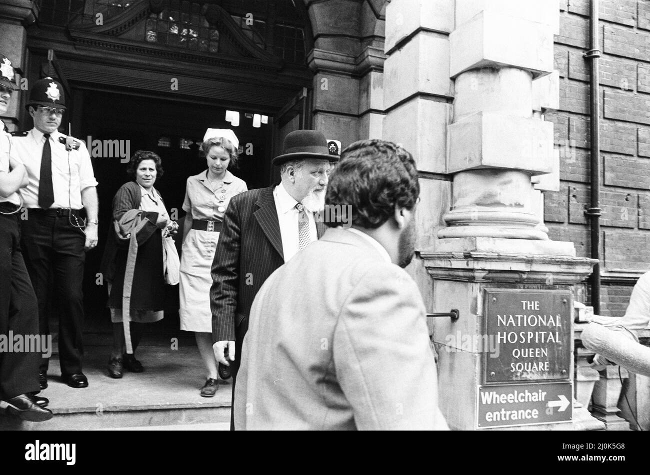 Szenen vor dem Krankenhaus, dem National Hospital for Neurology and Neurosurgery, Queen Square, London, Freitag, 4.. Juni 1982. Unser Bild zeigt ... den Oberrabbiner Immanuel Jakobovits vor dem Krankenhaus. Hier wurde Shlomo Argov, der israelische Botschafter im Vereinigten Königreich, nach dem versuchten Mord am Vorabend getroffen. Shlomo Argov wurde nach einem Bankett im Dorchester Hotel in der Park Lane, London, in den Kopf geschossen, als er in sein Auto stieg. Argov wurde nicht getötet, aber schwer verletzt. Der Attentat auf Argows Leben wurde von Israel als Grundlage für den Libanonkrieg 1982 genutzt. Stockfoto