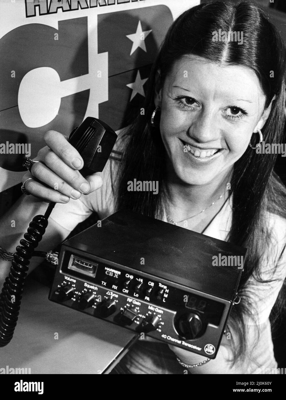 Kassiererin Doreen Bone von Dixons mit einem der neuen legalen CB-Radios. Mit dem Legal Citizens Band, das am 2. November 1981 einging, ist der Nordosten über das Volksradio zu Kräckern gekommen. 31.. Oktober 1981. Stockfoto