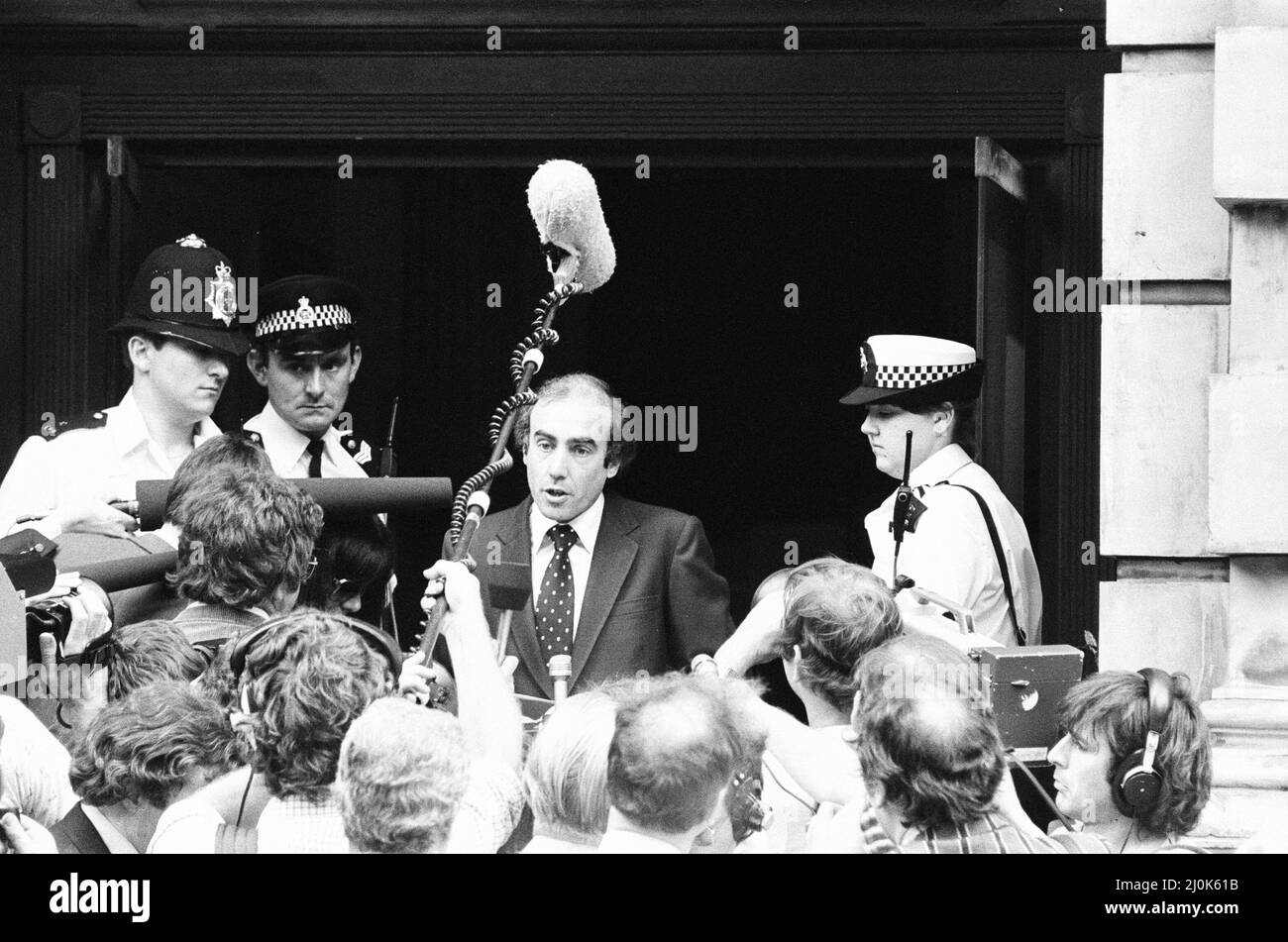 Szenen vor dem Krankenhaus, dem National Hospital for Neurology and Neurosurgery, Queen Square, London, Freitag, 4.. Juni 1982. Unser Bild zeigt ... Sprecher hält eine Pressekonferenz über die Stufen des Nationalkrankenhauses ab. Hier wurde Shlomo Argov, der israelische Botschafter im Vereinigten Königreich, nach dem versuchten Mord am Vorabend getroffen. Shlomo Argov wurde nach einem Bankett im Dorchester Hotel in der Park Lane, London, in den Kopf geschossen, als er in sein Auto stieg. Argov wurde nicht getötet, aber schwer verletzt. Der Versuch auf Argows Leben wurde von Israel als Grund für die verwendet Stockfoto
