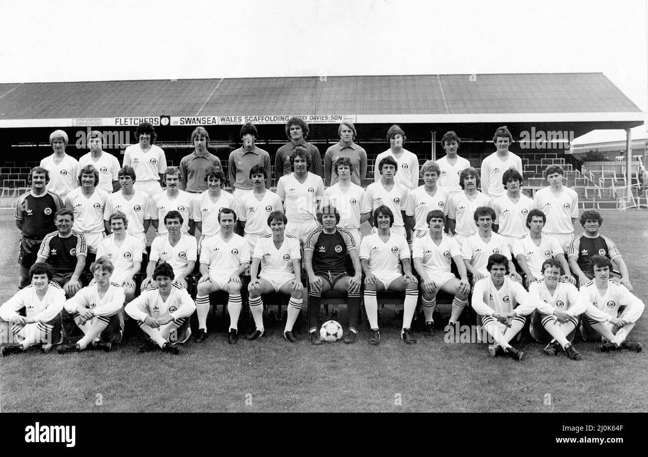 Sport - Fußball - Swansea City - Back Row - Neil Hanson, Wyndham Evans, David Giles, Mike Hughes, Chris Sander, Glen Letheren, Dave Stewart, Darren Gale, Tony Guard, Huw Lake. Middle Row - Les Chappell, Leighton James, Anthony James, John Mahoney, Mark Powell, Chris Marustik, Alan Watdle, Pat McQuillan, Nigel Stephenson, Cameron Medwin, Mark Baker, Jimmy Loveridge, Dudley Lewis. Front Row – Terry Medwin, Neil Robinson, Ian Callaghan, Tommy Craig, Leighton Phillips, John Toshack, Jeremy Charles, Robbie James, Dave Rushbury, Brian Attley, Phil Boersma. Stockfoto