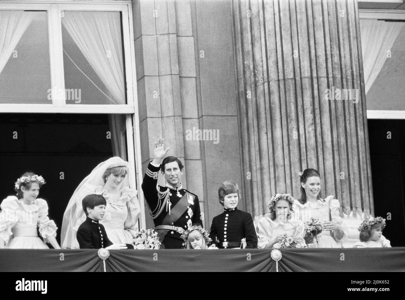 Hochzeitstag von Prinz Charles & Lady Diana Spencer, 29.. Juli 1981. Im Bild: Königliches Paar mit Brautpaten auf dem Balkon des Buckingham Palace, London. Von links nach rechts: India Hicks (13 Jahre) Edward van Cutsem (8 Jahre) Prinzessin Diana Prinz Charles Clementine Hambro (5 Jahre) Lord Nichola Windsor (11 Jahre) Sarah-Jane Gaselee (11 Jahre) Lady Sarah Armstrong-Jones (17 Jahre) Catherine Cameron (6 Jahre) Stockfoto