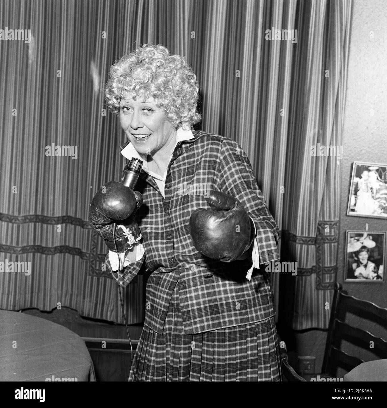 Liz Dawn alias Vera Duckworth von Coronation Street Fame wird Boxhandschuhe tragen und zwei schöne Schwarze Augen singen, wenn sie ihren zukünftigen Kabarettist wieder gutmacht. 30.. April 1982. Stockfoto