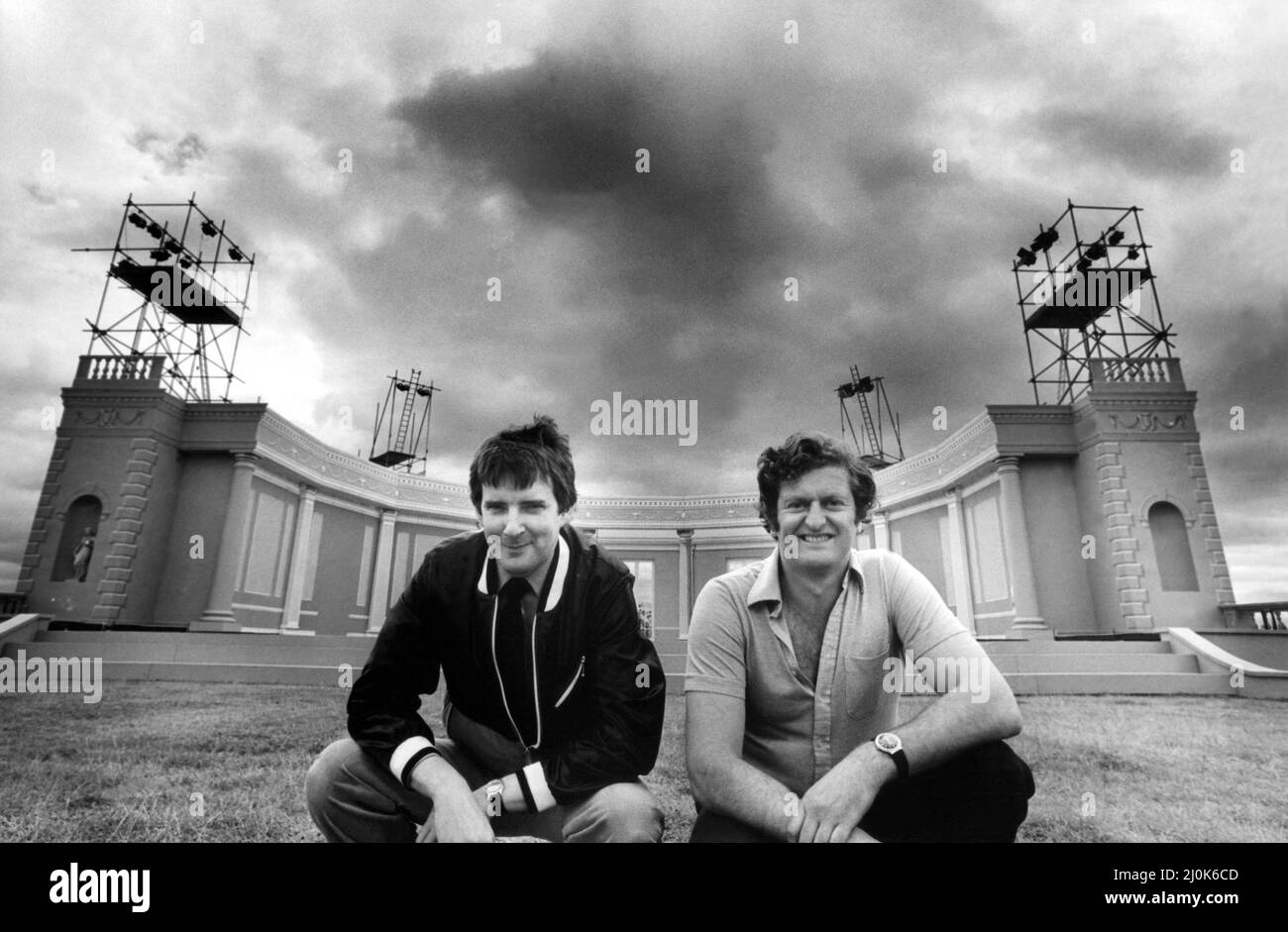 Fernsehprogramm BBC-Serie IT's a Knockout die Bühne steht für die britische Hitze von Jeux Sans Frontieres, die im Princess Anne Park in Washington, Tyne and Wear, stattfindet 22. August 1981 - Stuart Furber, Design- und Spieledirektor, ist rechts abgebildet mit Geoff Wilson, Produzent, links. Stockfoto