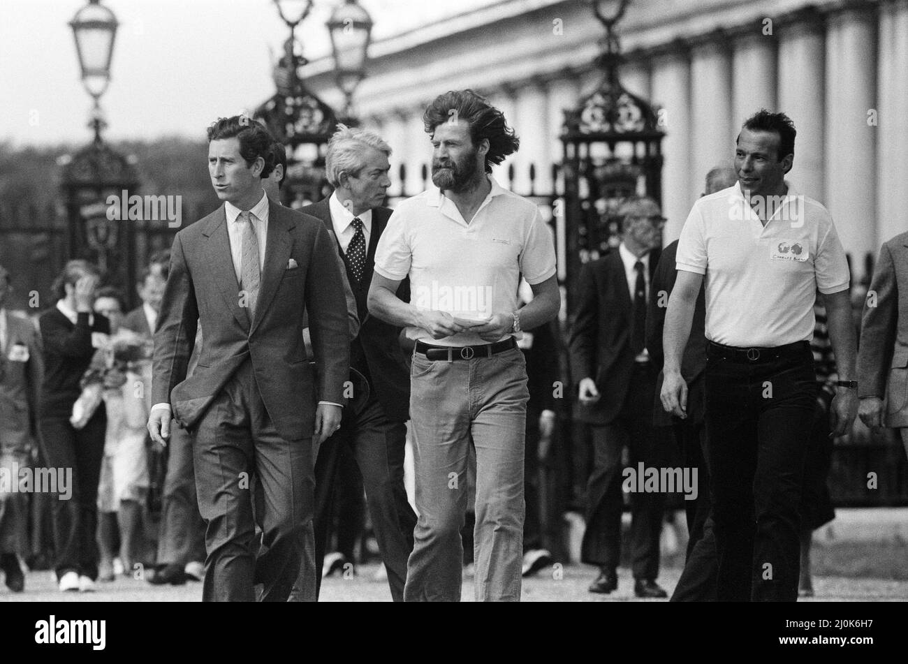 Die Transglobus Expedition kehrt nach Hause zurück. Sir Ranulph Fiennes (mit Bart) und sein Kollege Charlie Burton (rechts, weißes T-Shirt) kommen in Greenwich an. Sie sind mit Prinz Charles bei ihrer Ankunft abgebildet. 29.. August 1982. Stockfoto