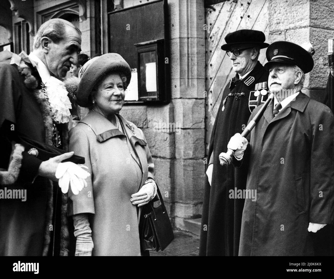 Königin Elizabeth die Königin Mutter Nordosten besucht Königin Elizabeth die Königin Mutter besucht Durham 6. November 1980 mit dem Bürgermeister Coun Joe Anderson Stockfoto