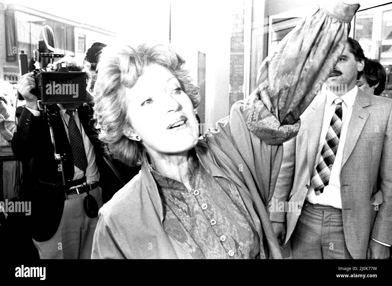 Die Impressionistin Janet Brown war am 1.. September 1982 in North Shields und eröffnete einen brandneuen Co-op-Laden, und als Teil des Tages gab es einen Wettbewerb für angehende Mimiken. Stockfoto