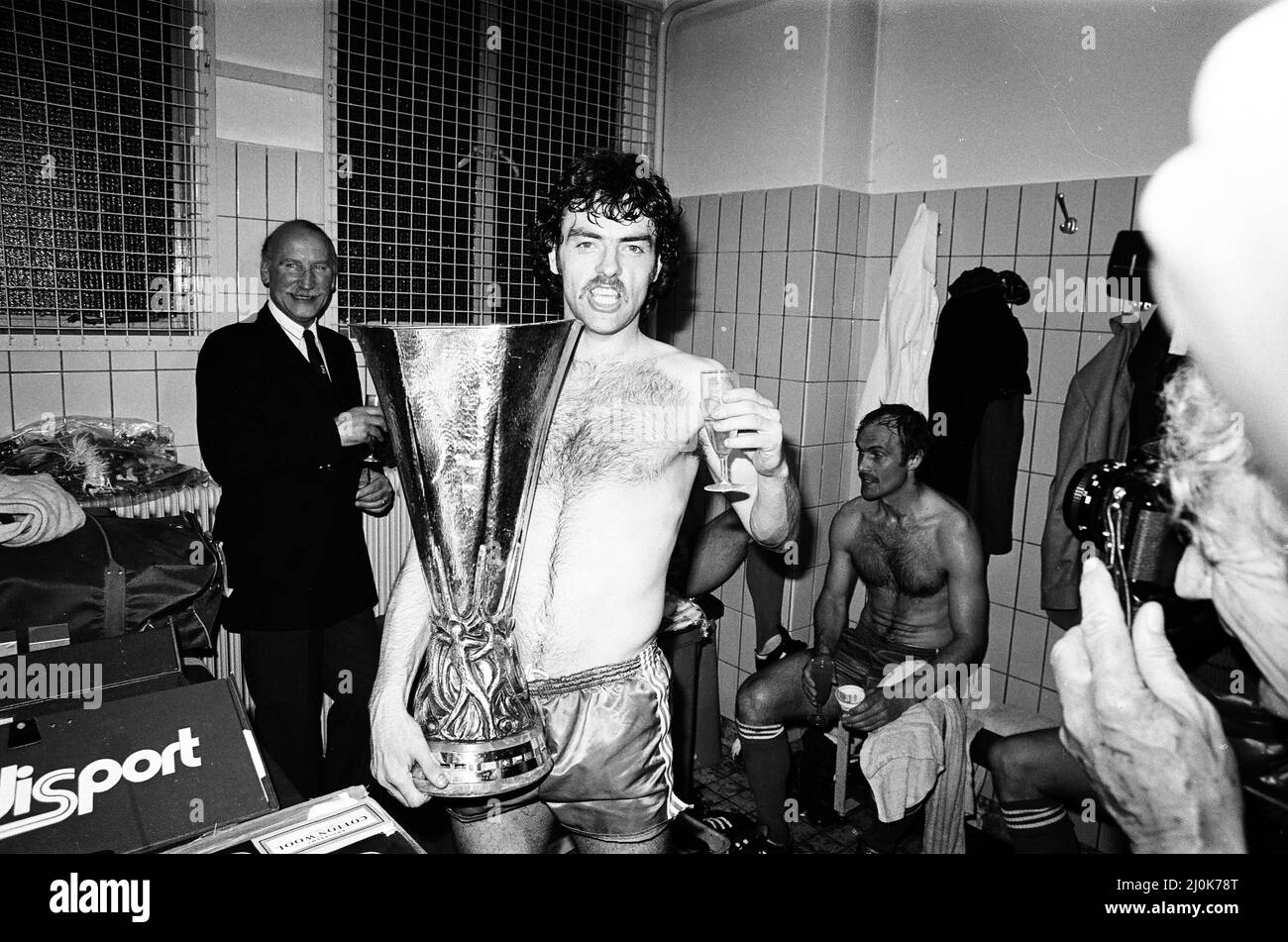 AZ Alkmaar / Ipswich Town 2.-Beinspiel des UEFA-Pokalfinales im Olympiastadion in Amsterdam Mai 1981. John Wark Endstand: AZ Alkmaar 4-2 Ipswich Town Ipswich Town mit UEFA Cup 5-4 in der Zusammenfassung. Die Spieler von Ipswich Town feiern am Ende des Spiels die Siegertrophäe. Stockfoto