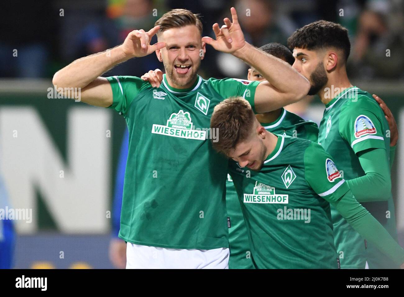 Bremen, Deutschland. 19. März 2022. Fußball: 2. Bundesliga, Werder Bremen - Darmstadt 98, Matchday 27, wohninvest Weserstadion. Werders Niclas Füllkrug (l) feiert mit Romano Schmid sein Ziel für 1:0. Kredit: Carmen Jaspersen/dpa - WICHTIGER HINWEIS: Gemäß den Anforderungen der DFL Deutsche Fußball Liga und des DFB Deutscher Fußball-Bund ist es untersagt, im Stadion und/oder vom Spiel aufgenommene Fotos in Form von Sequenzbildern und/oder videoähnlichen Fotoserien zu verwenden oder zu verwenden./dpa/Alamy Live News Stockfoto