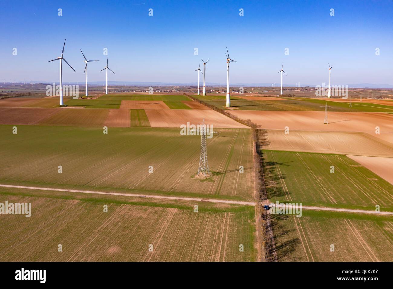 Ein ländlicher Raum mit Windpark und Strommasten für die Energiewende in Deutschland aus Drohnenperspektive Stockfoto