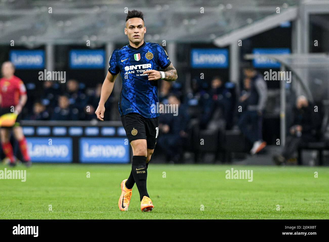 Mailand, Italien - 19. März 2022: Lautaro Martinez vom FC Internazionale schaut während des Fußballspiels FC Internazionale gegen ACF Fiorentina in der italienischen Serie A im San Siro Stadium auf Stockfoto