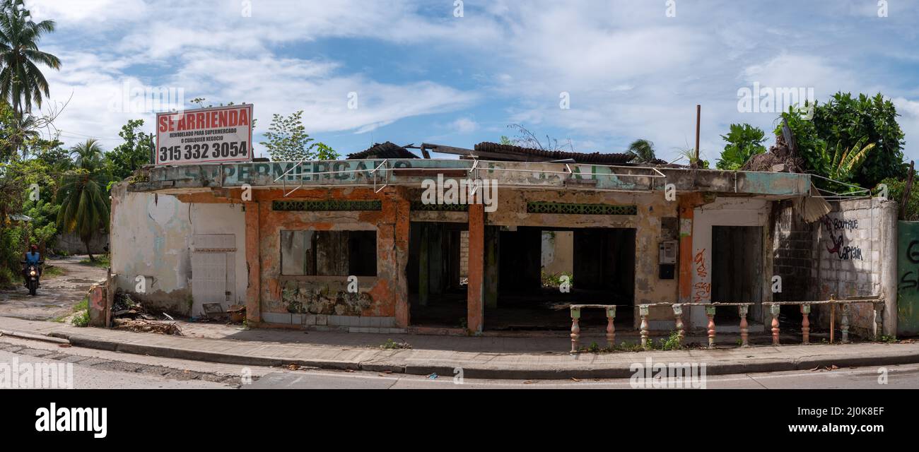 San Andrés, Kolumbien - November 18 2021: Haus in Zerstörung mit einer Anzeige für Miete und Renovieren Stockfoto