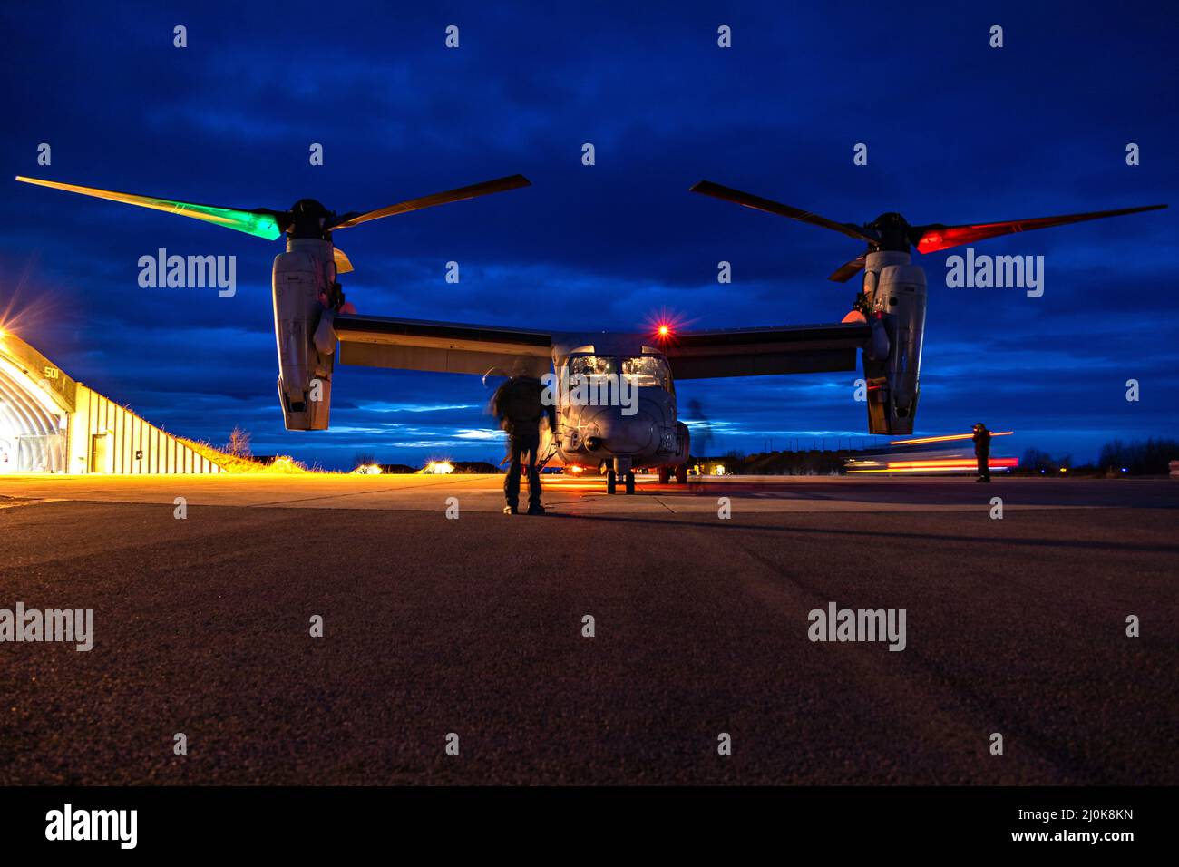 Bodo, Norwegen. 19. März 2022. Ein Flugzeug der US-Marine MV-22B Osprey bereitet sich auf das Taxi vor, bevor es während des Trainings senkrecht abhebt Cold Response 22 auf dem norwegischen Luftwaffenstützpunkt Bodo, 16. März 2022 in Bodo, Norwegen. Ein Flugzeug der USMC MV-22B Osprey stürzte am 18.. März ab, nachdem es von der Bodo AFB abheben und alle vier Marineinfanteristen an Bord getötet hatte. Kredit: LCpl. Elias Pimentel III/USA Marine Corps/Alamy Live News Stockfoto